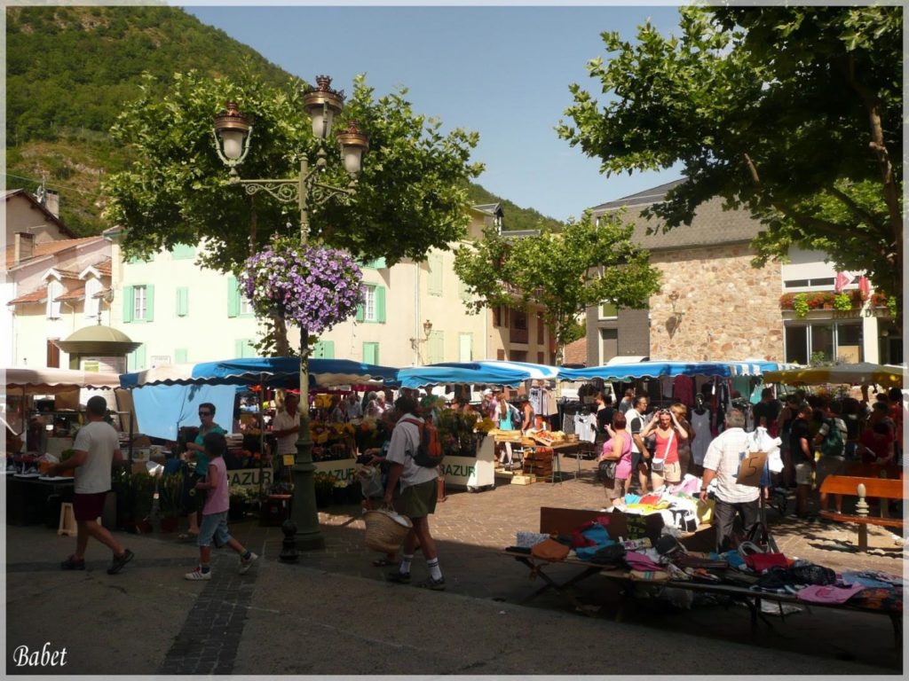 Camping proche commerces en Ariège
