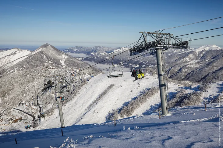 Estación de esquí con telesilla